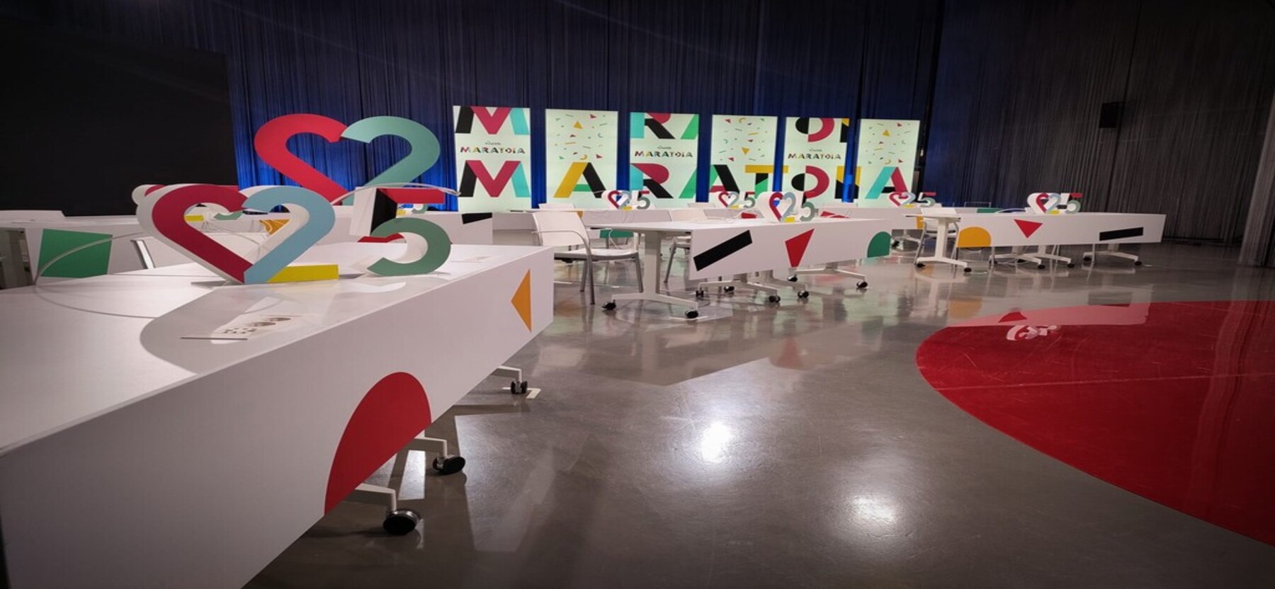 Equipo de Lanalden atendiendo llamadas en el EITB Maratoia 2025 para recaudar fondos contra enfermedades cardiovasculares.
