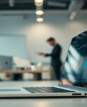Profesionales de contact center de Lanalden en las oficinas de Madrid y Bilbao analizando datos a través de Metabase