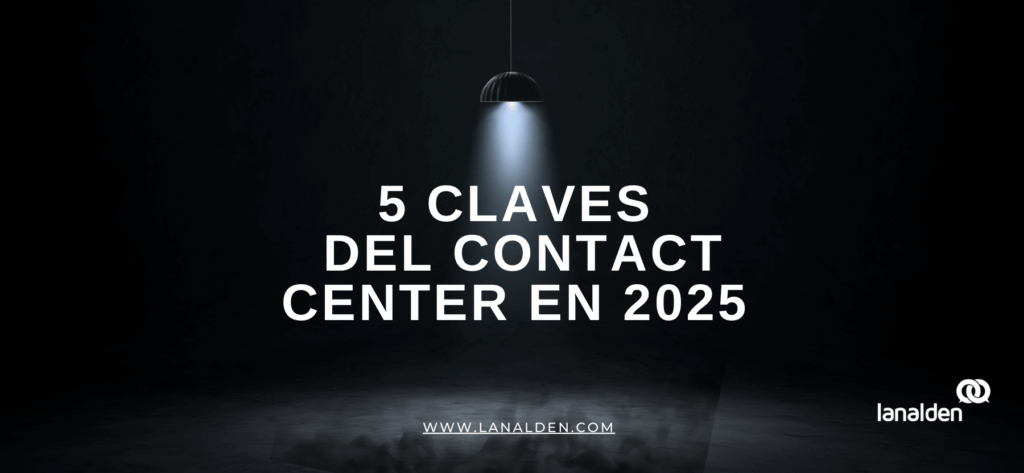 Fondo negro con una lámpara colgante que ilumina el texto “5 claves Contact Center 2025”, creando un ambiente moderno y reflexivo.