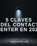 Fondo negro con una lámpara colgante que ilumina el texto “5 claves Contact Center 2025”, creando un ambiente moderno y reflexivo.
