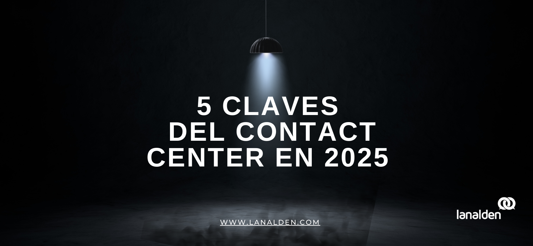 Fondo negro con una lámpara colgante que ilumina el texto “5 claves Contact Center 2025”, creando un ambiente moderno y reflexivo.