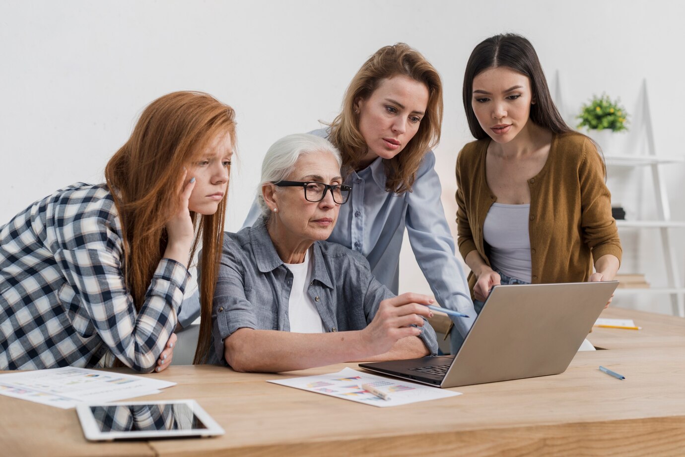 Mujeres colaborando en la oficina de Barcelona de Lanalden. Un centro especializado en contact center y que desarrolla soluciones de IA generativa.