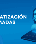 Holograma azul de LucIA Voice Agent, la IA agétnica de Lanalden con auriculares emergiendo desde un smartphone.