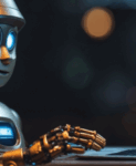 Robot humanoide interactuando con un portátil, simbolizando un chatbot en atención al cliente
