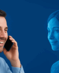 Hombre hablando por teléfono con una asistente virtual de IA conversacional con apariencia digital.