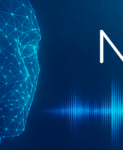 Rostro digital formado por líneas y puntos azules junto a una onda de sonido, representando la inteligencia artificial y el procesamiento del lenguaje natural en la comunicación.