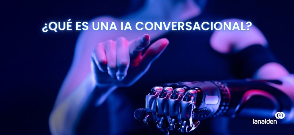 Figura femenina con cuerpo humano y mano robótica que representa qué es una IA conversacional y la conexión entre la inteligencia artificial y las personas.
