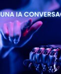 Figura femenina con cuerpo humano y mano robótica que representa qué es una IA conversacional y la conexión entre la inteligencia artificial y las personas.