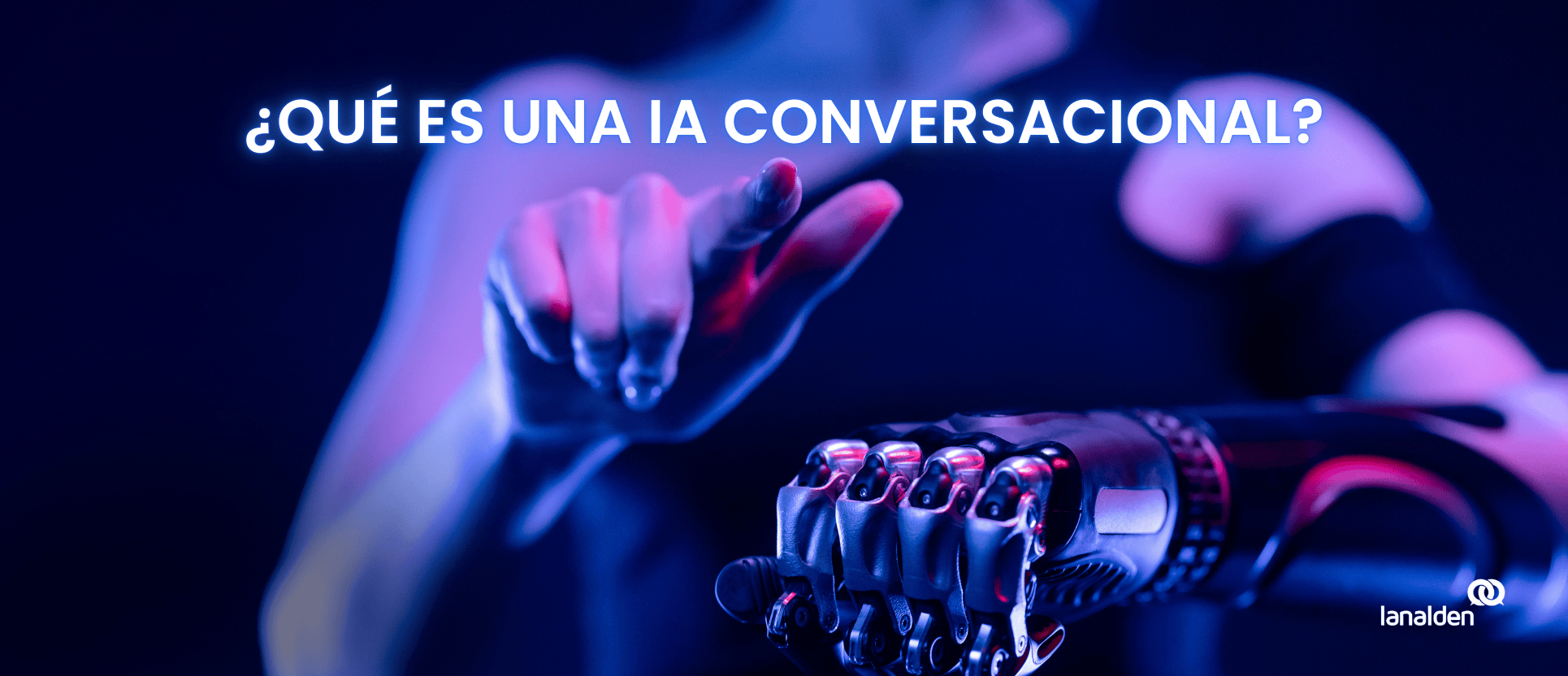 Figura femenina con cuerpo humano y mano robótica que representa qué es una IA conversacional y la conexión entre la inteligencia artificial y las personas.