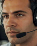 Agente de servicio al cliente del contact center Madrid de Lanalden atendiendo llamadas con auriculares