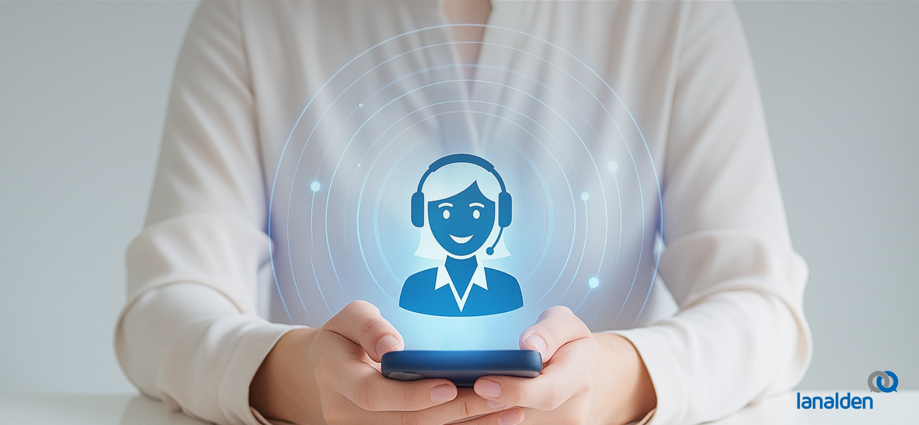 Mujer usando un móvil con icono de teleoperadora, representando IA conversacional en atención al cliente.