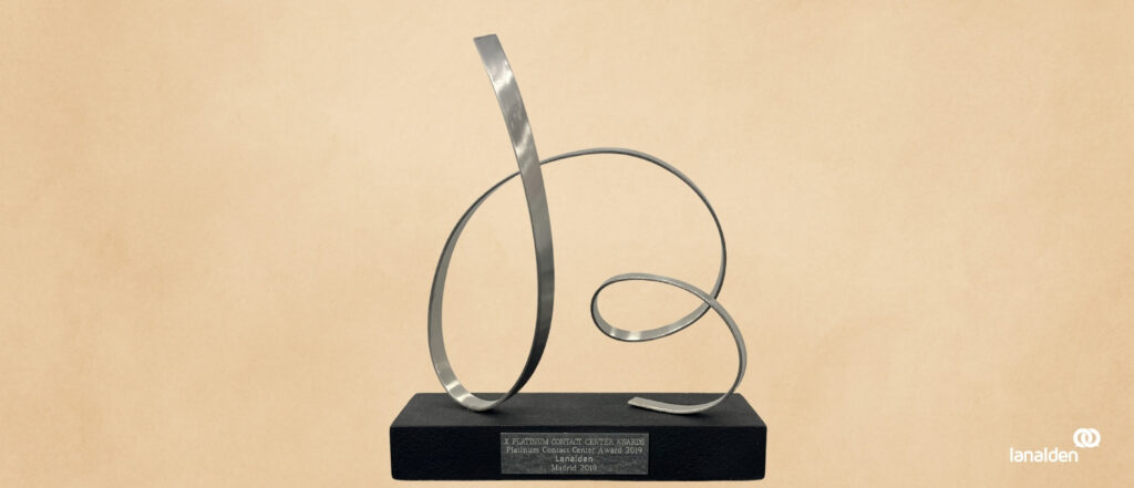 Premio Platinum Contact Center Award 2019 recibido por Lanalden sobre fondo crema