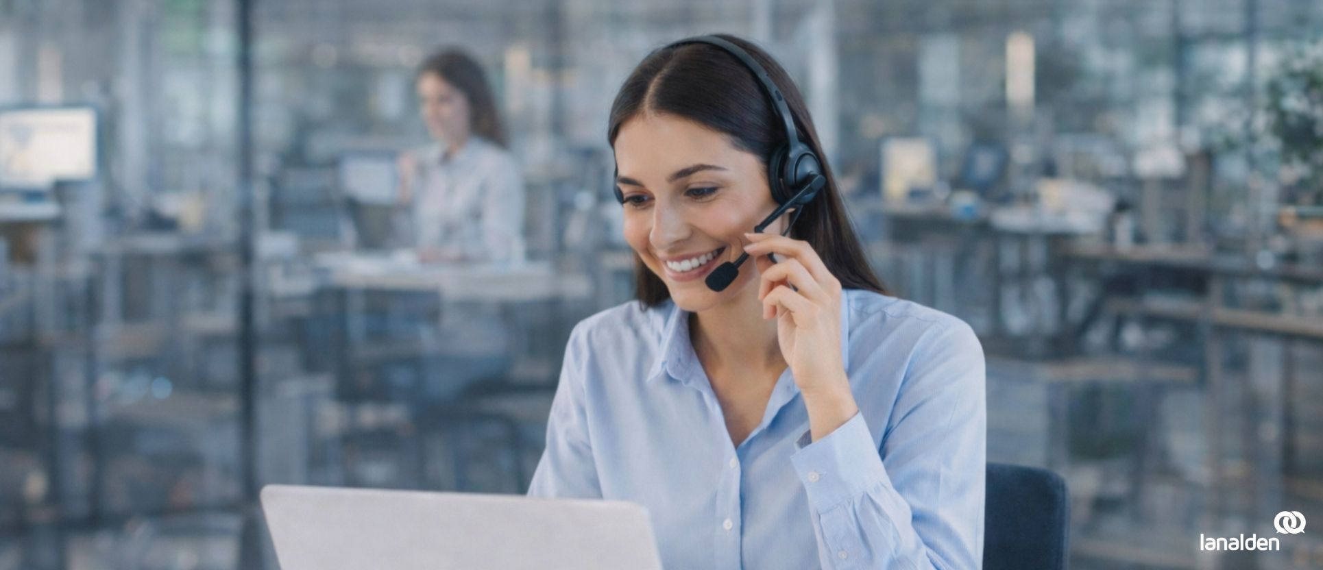 Agente de atención al cliente trabajando con tecnología en un contact center moderno