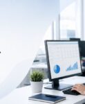 Imagen de un profesional trabajando en un entorno de back office contact center Bilbao con herramientas de gestión y análisis de datos.