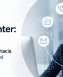 Agente de contact center con iconos de canales digitales para representar la evolución de call center a modelo omnicanal.