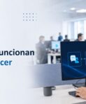 Profesional de contact center trabajando con agentes IA para automatizar tareas empresariales