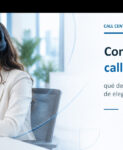 Profesional de call center Lanalden atendiendo una llamada de un cliente en la oficina de Bilbao.