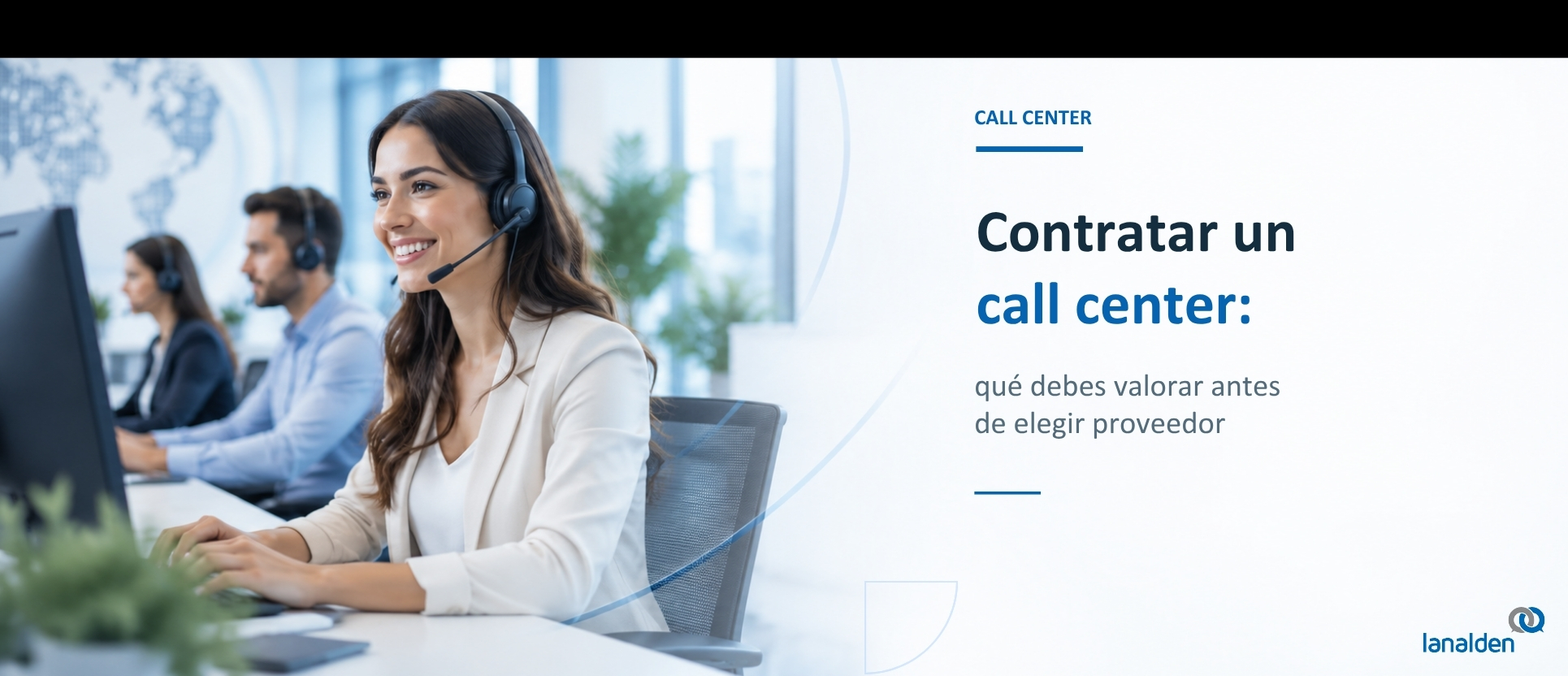 Profesional de call center Lanalden atendiendo una llamada de un cliente en la oficina de Bilbao.