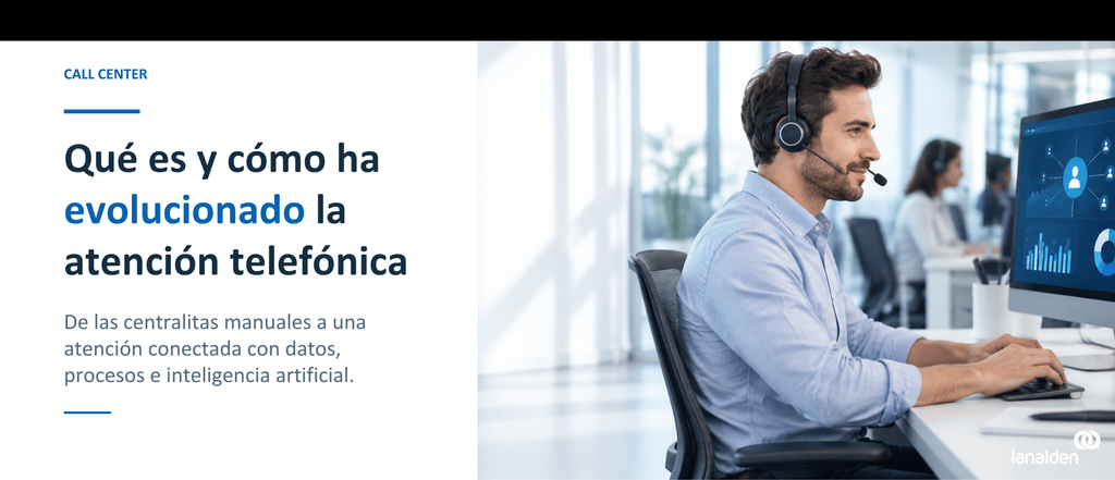 Profesional de call center atendiendo una llamada y consultando un sistema de atención al cliente.