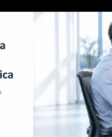 Profesional de call center atendiendo una llamada y consultando un sistema de atención al cliente.