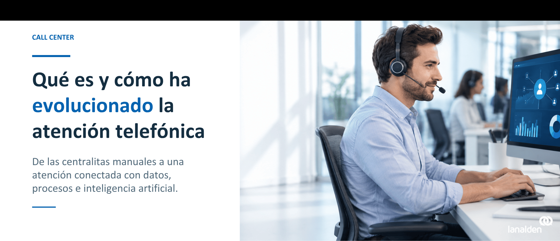 Profesional de call center atendiendo una llamada y consultando un sistema de atención al cliente.